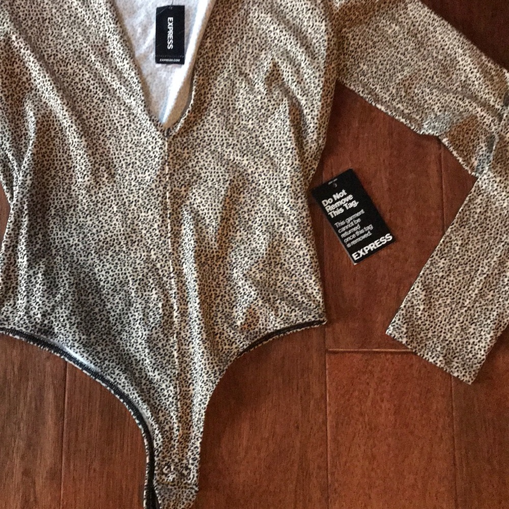 Low V express bodysuit